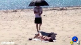 给沙滩比基尼美女撑遮阳伞 欠扁